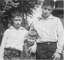 Suze as a child with her brothers
